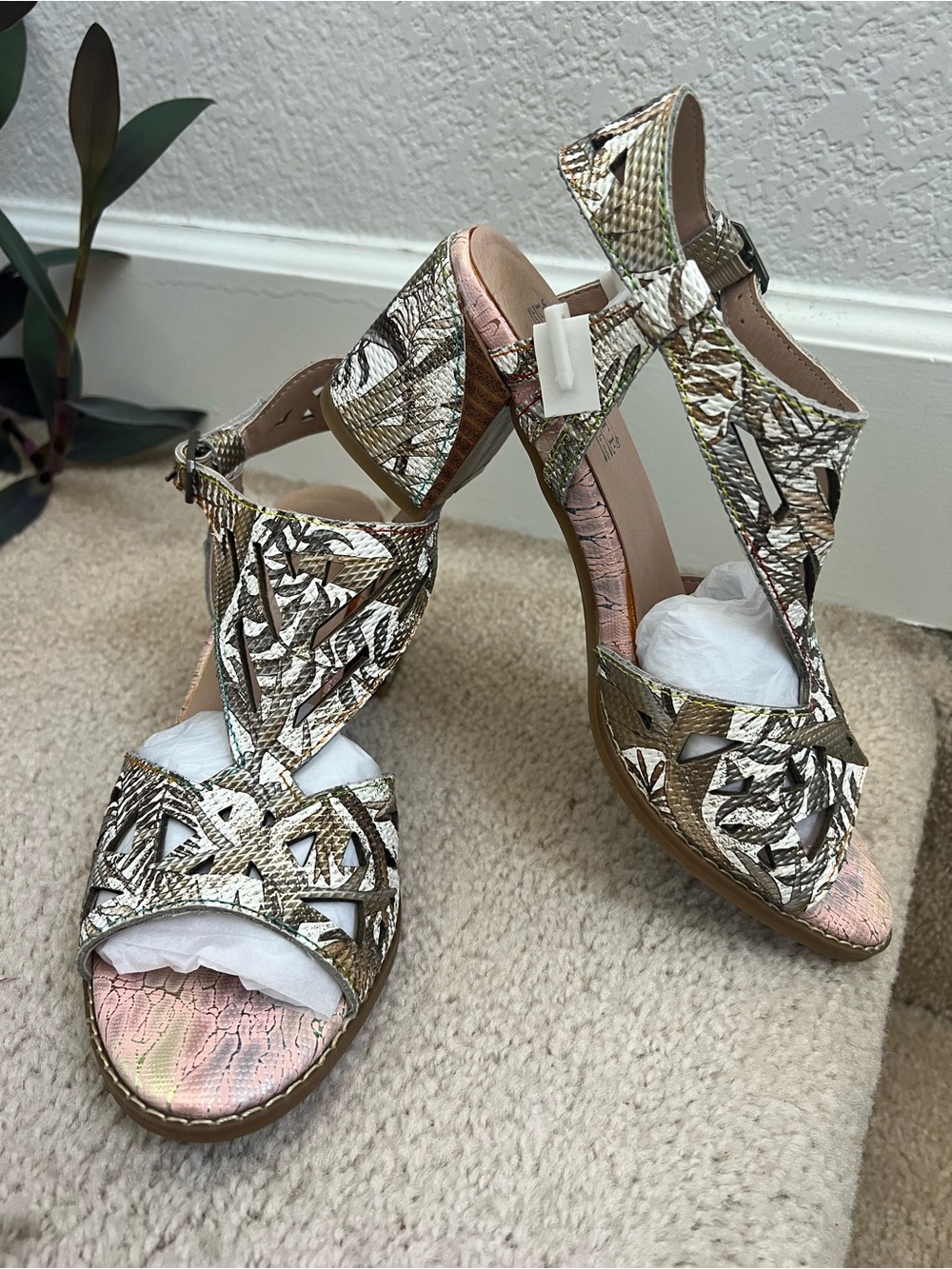 L’artiste by Spring Step Metallic Calpie Woven Cutout Sandals Wearable Art Cozy